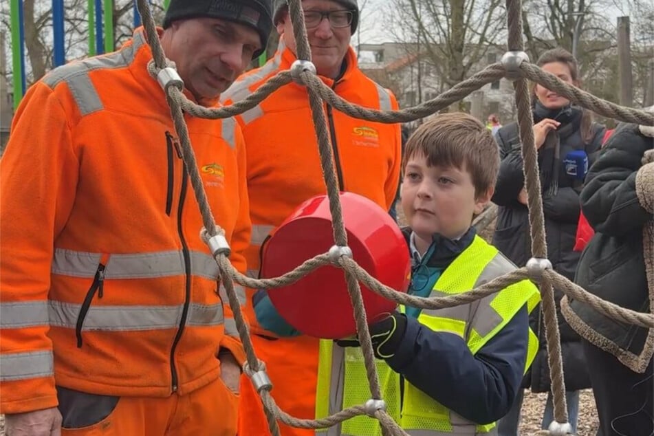 Micha (7) durfte zusammen mit den Profi-Prüfern einen Spielplatz unter die Lupe nehmen.