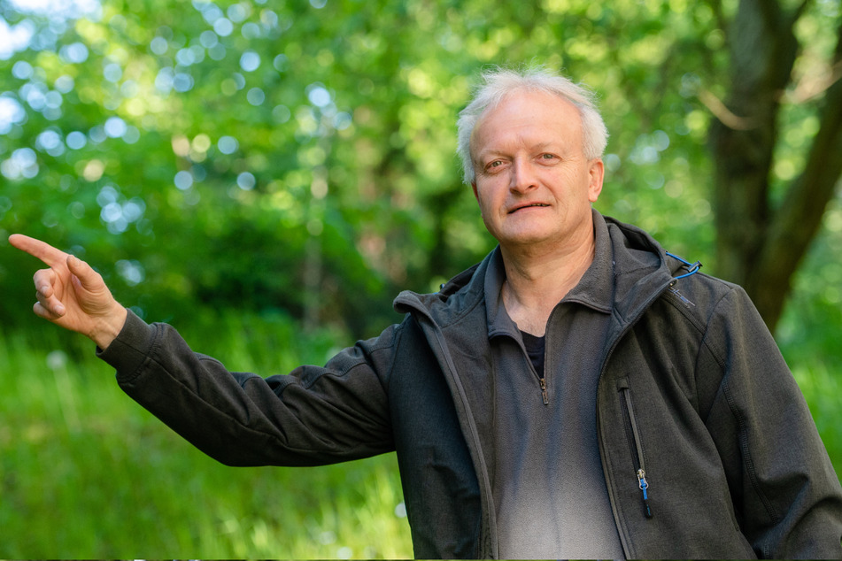 Lutz Röder (61, Naturschutzbund Erzgebirge) warnt vor dem Eingriff in die Natur.