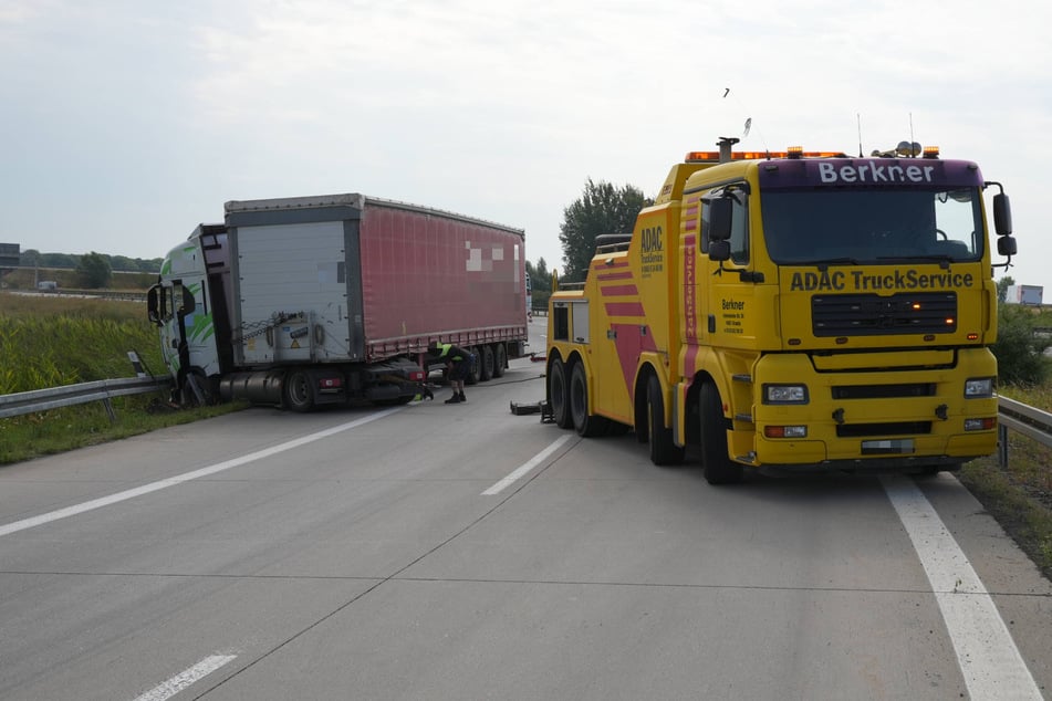 Aufgrund der Bergungsarbeiten am Lkw ist die Unfallstelle weiterhin gesperrt.