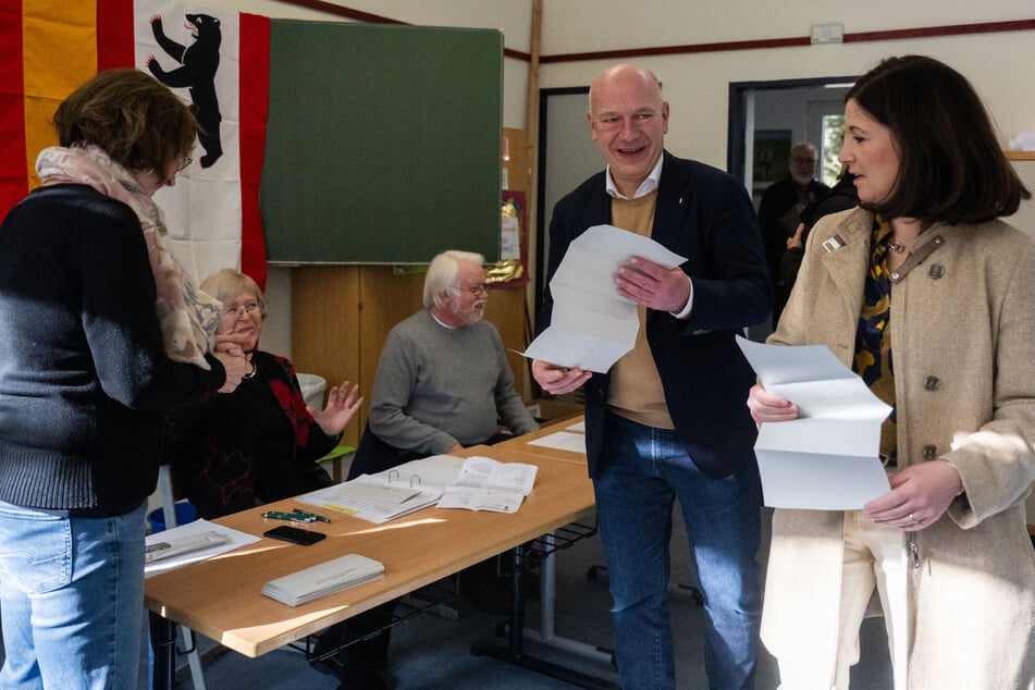 Berlins Bürgermeister Kai Wegner (52, CDU) wählte mit seiner Partnerin, Bildungssenatorin Katharina Günther-Wünsch (41, CDU), ganz klassisch im Wahllokal.