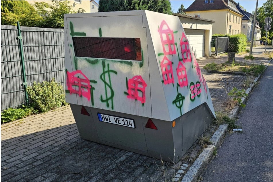 Der Super-Blitzer wurde an der Bahnstraße in Zwickau-Schedewitz von Vandalen "dekoriert".