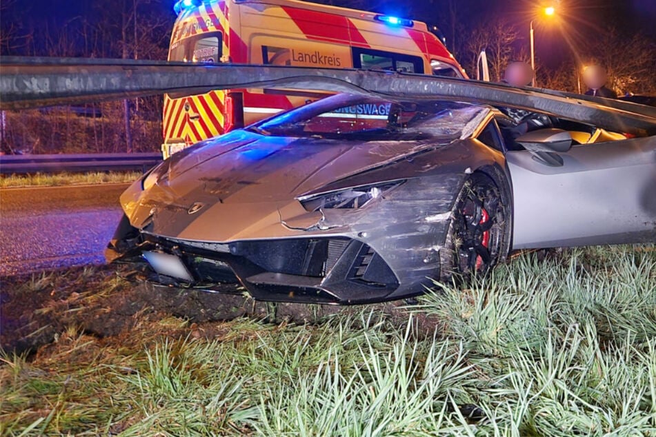 21-Jähriger rast unter Leitplanke: Lamborghini nur noch Schrott!