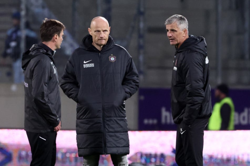 Lange Gesichter auch am Spielfeldrand.