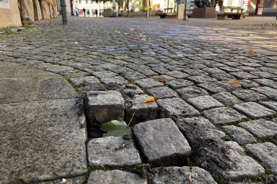 Stolpersteine sollen an die Opfer des Nationalsozialismus erinnern. In Zeitz wurden nun alle Gedenksteine herausgerissen. Der Staatsschutz ermittelt.