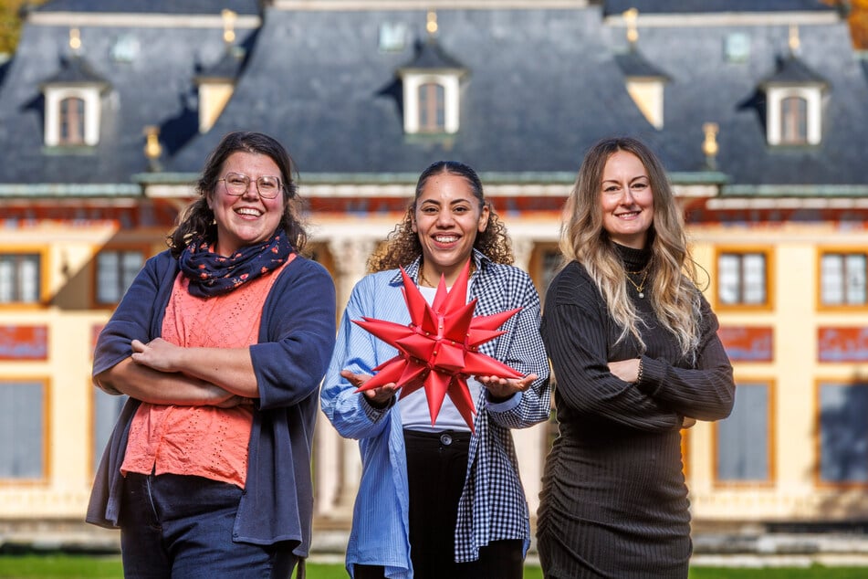 Schlossdirektorin Josefine Frank (40, v.l.) sowie die Projektleiterinnen Miriam Braimoh (32) und Celia Mutz (32) sorgen dafür, dass der "Christmas Garden" funktioniert.
