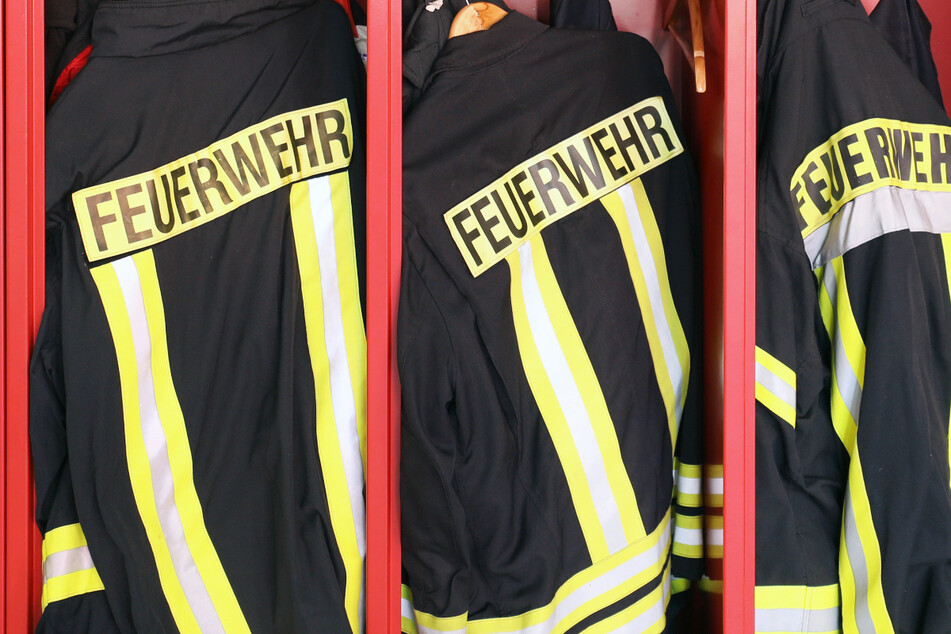 Zwei Feuerwehrleute sollen in Niederbayern und der Oberpfalz zahlreiche Brände gelegt haben. (Symbolbild)