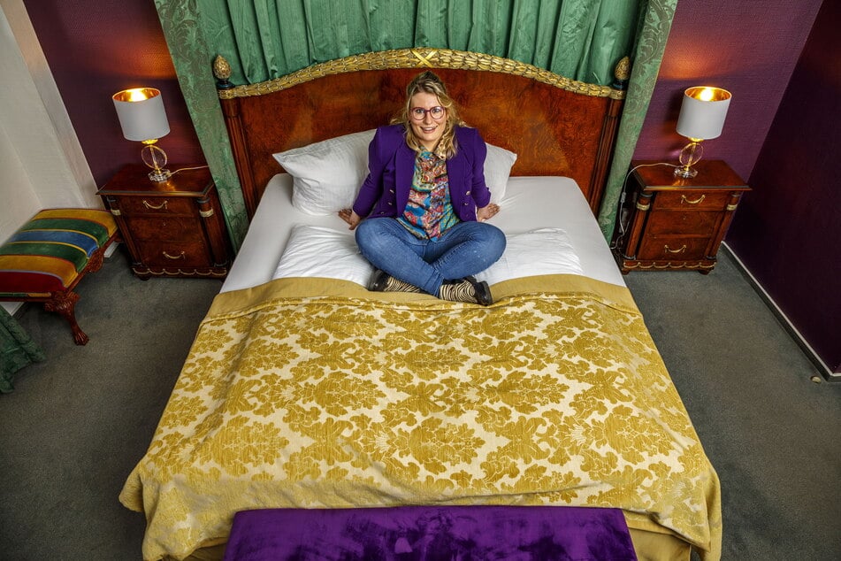 Der ganze Stolz von Direktorin Luisa Eggenhofer (32): das edle Bett aus der Präsidenten-Suite des Kempinski Hotels.