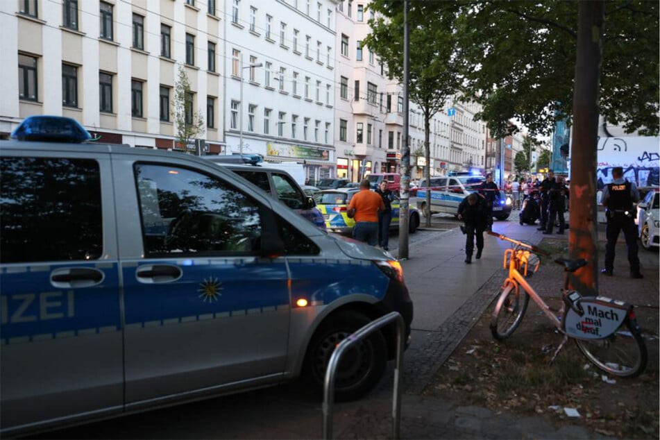 Die Polizei war am Samstag auf der Leipziger Eisenbahnstraße im Einsatz. Nachdem ein 32-Jähriger angeschossen worden war, wurde gegen einen 29 Jahre alten Tunesier Haftbefehl erlassen.