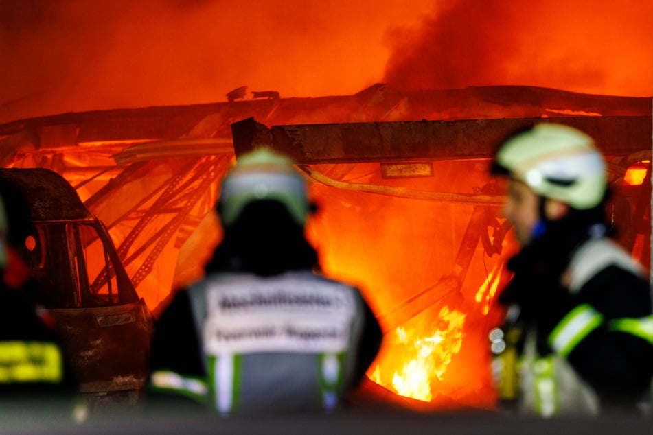 Obwohl über 100 Einsatzkräfte der Feuerwehr vor Ort sind, konnte das Feuer noch nicht unter Kontrolle gebracht werden.