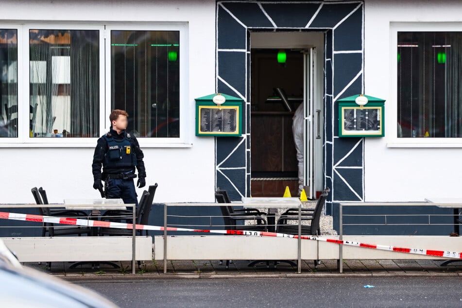 Die Polizei ermittelt vor Ort und fahndet nach dem flüchtigen Täter. In diesem Zusammenhang hoffen die Ermittler auch auf Hinweise von Zeugen.