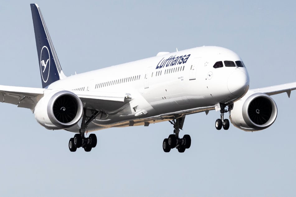 An Bord einer Maschine der Lufthansa haben sich erschreckende Szenen abgespielt. Ein Passagier (33) hat auf dem Flug nach Frankfurt randaliert. (Symbolfoto)