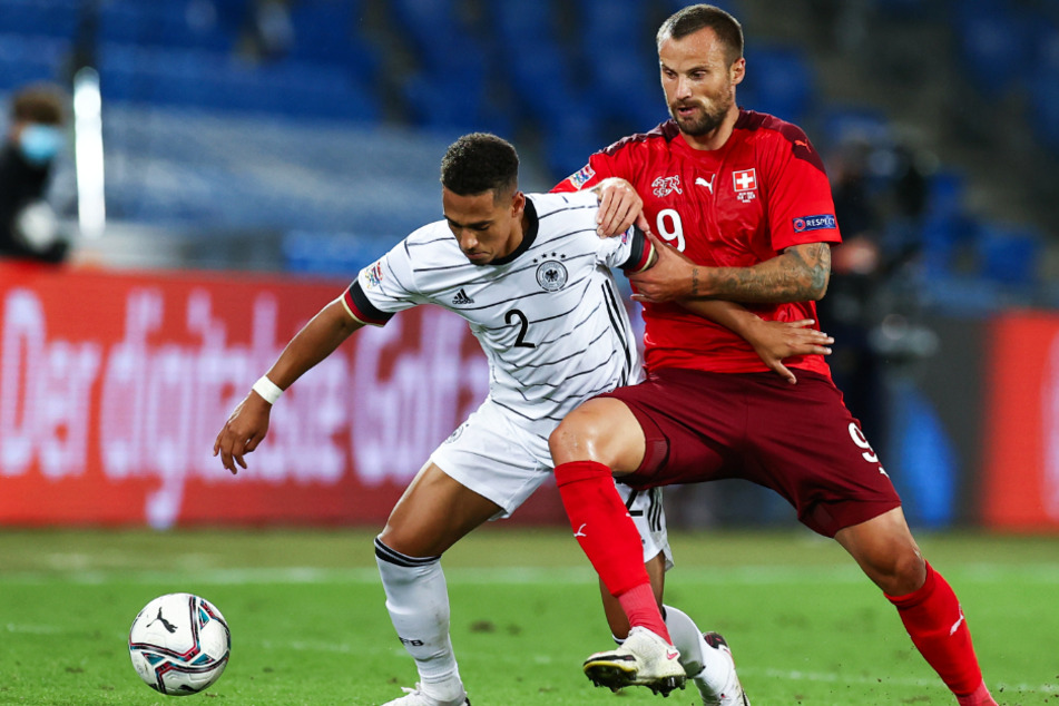 Thilo Kehrer (l.), hier im Duell mit Haris Seferovic, meldete sich ebenfalls zum Streitthema Charterflug zu Wort.