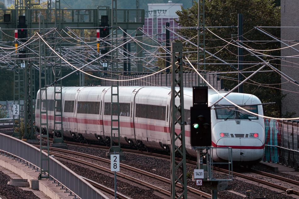 Während einer Zugfahrt von Stuttgart nach Karlsruhe hatte eine 35-Jährige einen Stromschlag erlitten. (Symbolbild)