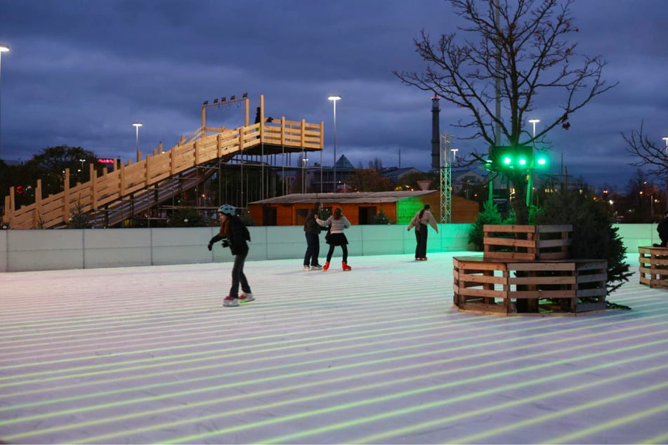 ... oder ein paar Runden auf der Eisbahn drehen.