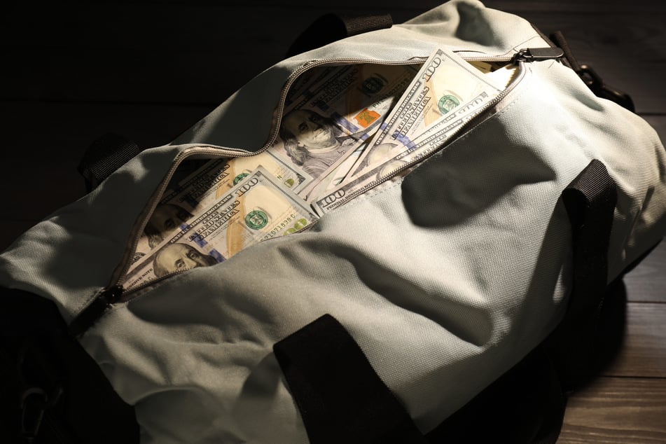 Ein Moskauer Mädchen (7) warf aus Rache eine Tasche voller US-Dollarnoten aus dem Fenster. (Symbolfoto)