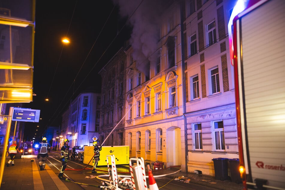 Die Feuerwehr konnte den Brand schnell löschen. Die Leibnizstraße musste für die Zeit des Einsatzes komplett gesperrt werden.