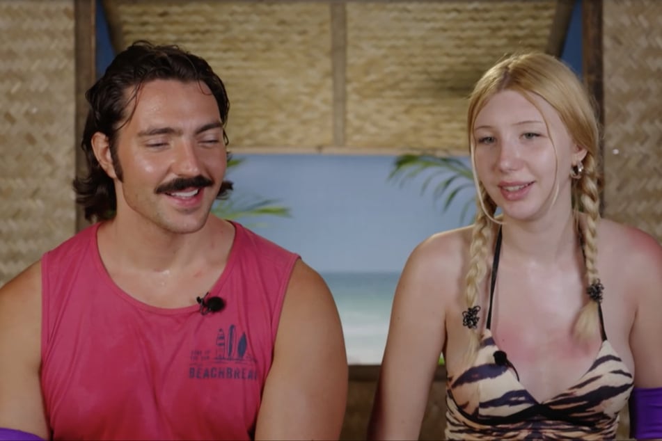 Tamara und Fabio aus Team Lila freuen sich über die Rückkehr in ihre Hütte.