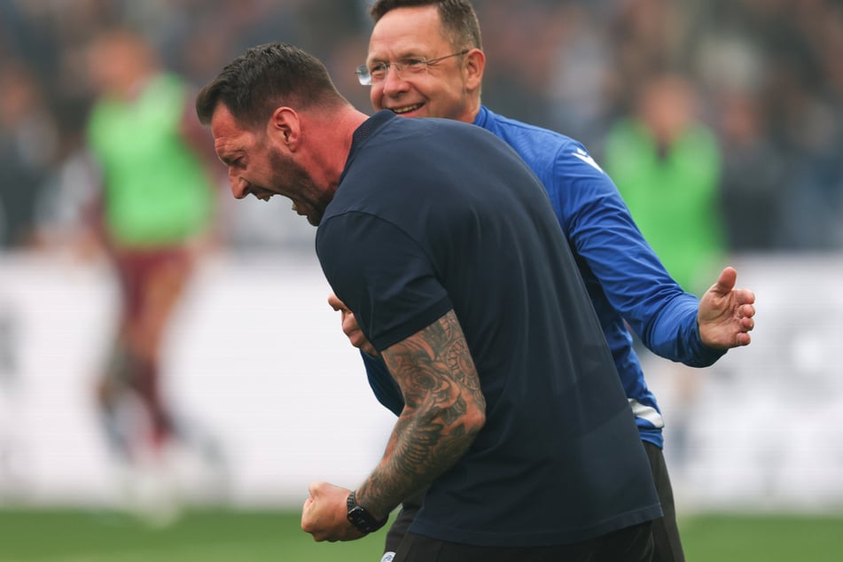 Mitch Kniat (vorn links) ist der Bielefelder Erfolgsmacher. Der Trainer führt die Arminen ins Pokalfinale und in die 2. Liga.