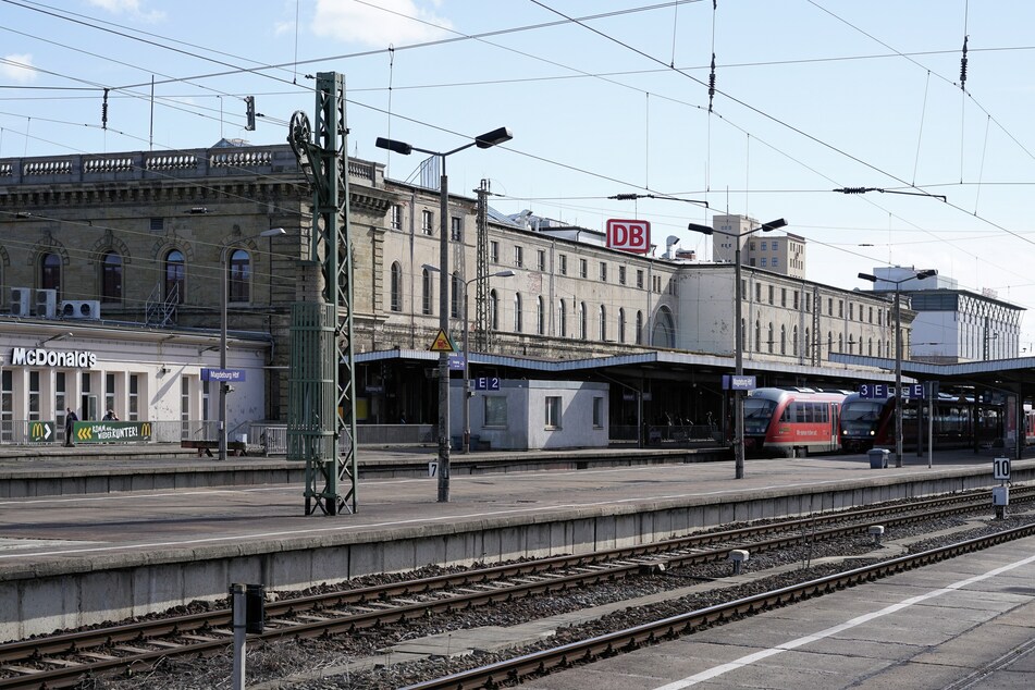 Chaos am Magdeburger Bahnhof: Mann zeigt Hitlergruß und muss gefesselt werden