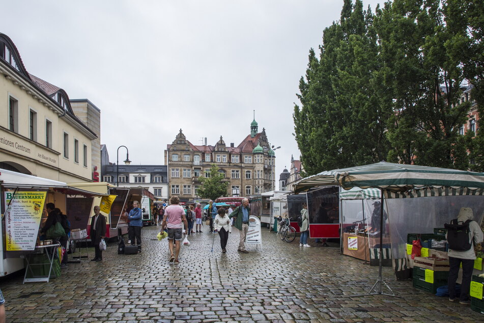 Tristesse auf dem Wochenmarkt am Schillerplatz: Seit der Parkplatz am Blauen Wunder geschlossen ist, sinken die Umsätze.