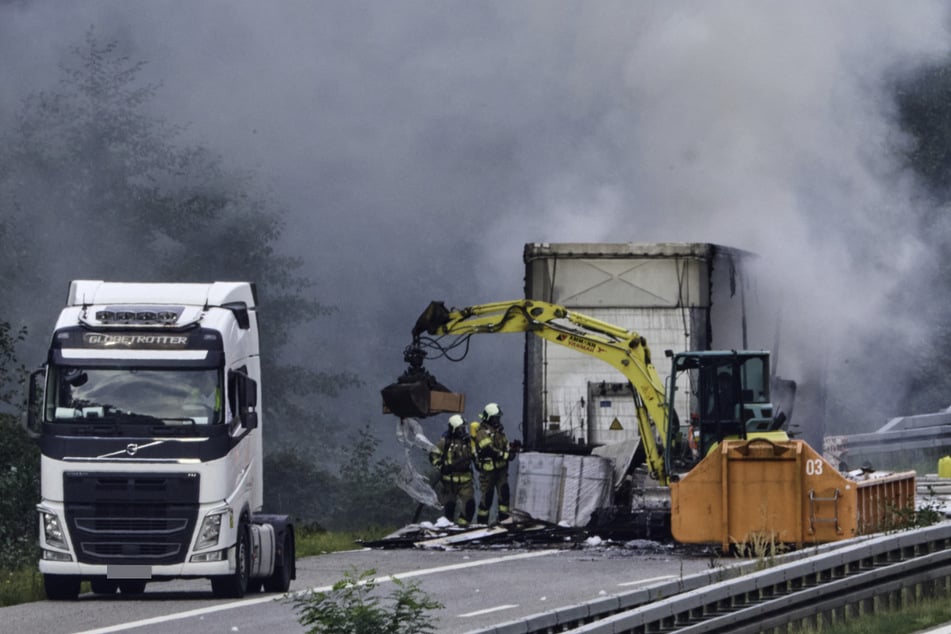 Unfall A14: Fahrer reagiert geistesgegenwärtig! Brennender Lkw sorgt für stundenlange Sperrung der A14