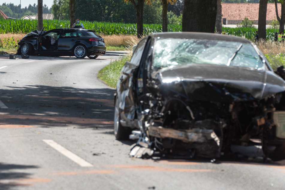Die Unfallfahrzeuge stehen völlig demoliert auf der Straße.