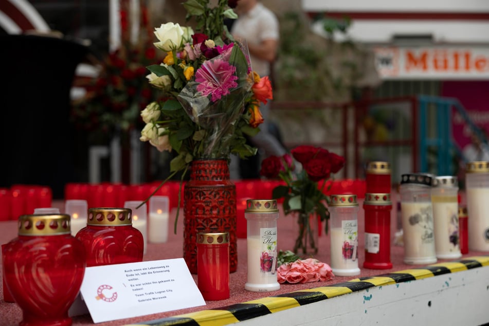 In der Lugner City stehen Kerzen und Blumen im Gedanken an den Baulöwen.