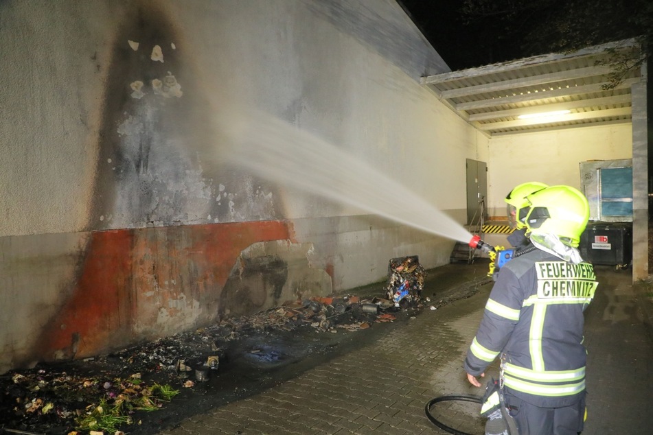 Mehrere Müllcontainer brannten in der Nacht zu Mittwoch in Chemnitz.