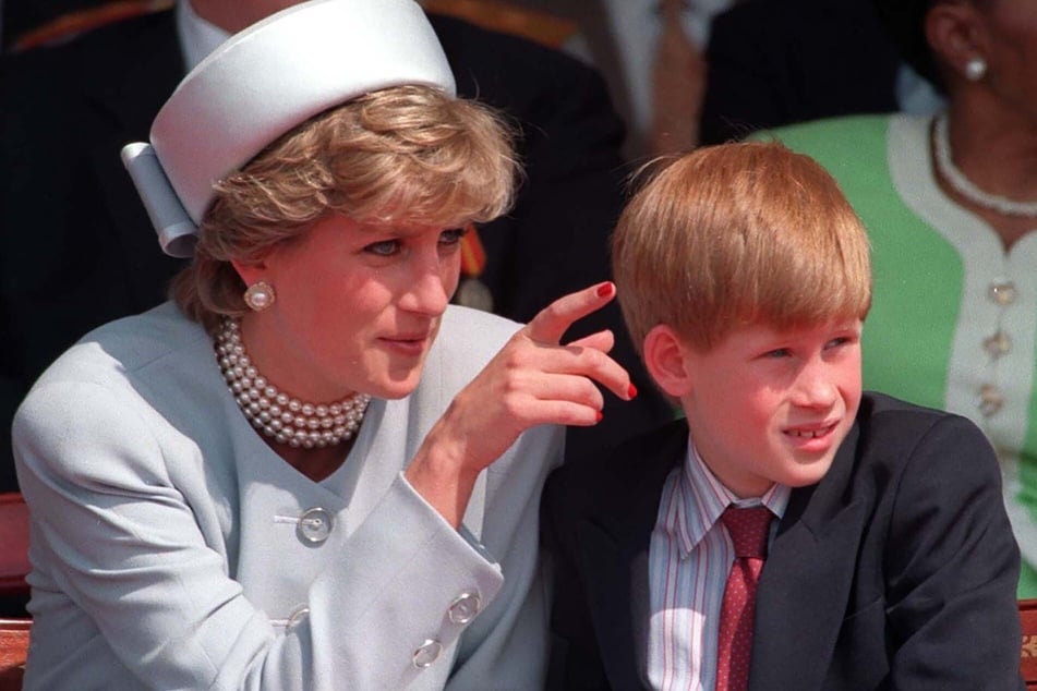 Prinzessin Diana (†36) soll den jungen Prinzen Harry bereits auf die Rolle als König vorbereitet haben.