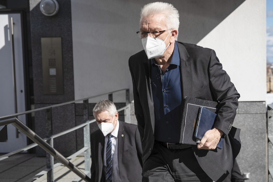 Baden-Württembergs Ministerpräsident Winfried Kretschmann (72, Grüne) erreicht das Haus der Architekten für die dritten Sondierungsgespräche mit den Grünen und der SPD.