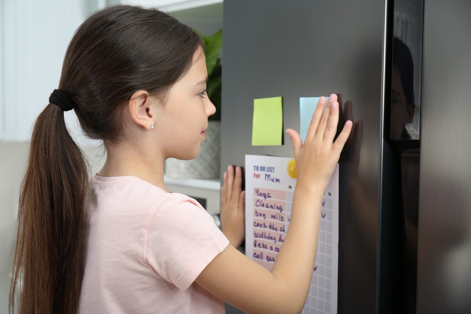 Kleine Botschaften, zum Beispiel am Kühlschrank, bereiten Freude und das Lesen wird unbewusst trainiert.