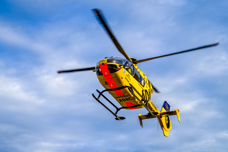 Ein 23-Jähriger wurde am Freitag bei einem Arbeitsunfall verletzt und mit einem Hubschrauber in eine Klinik gebracht. (Symbolbild)