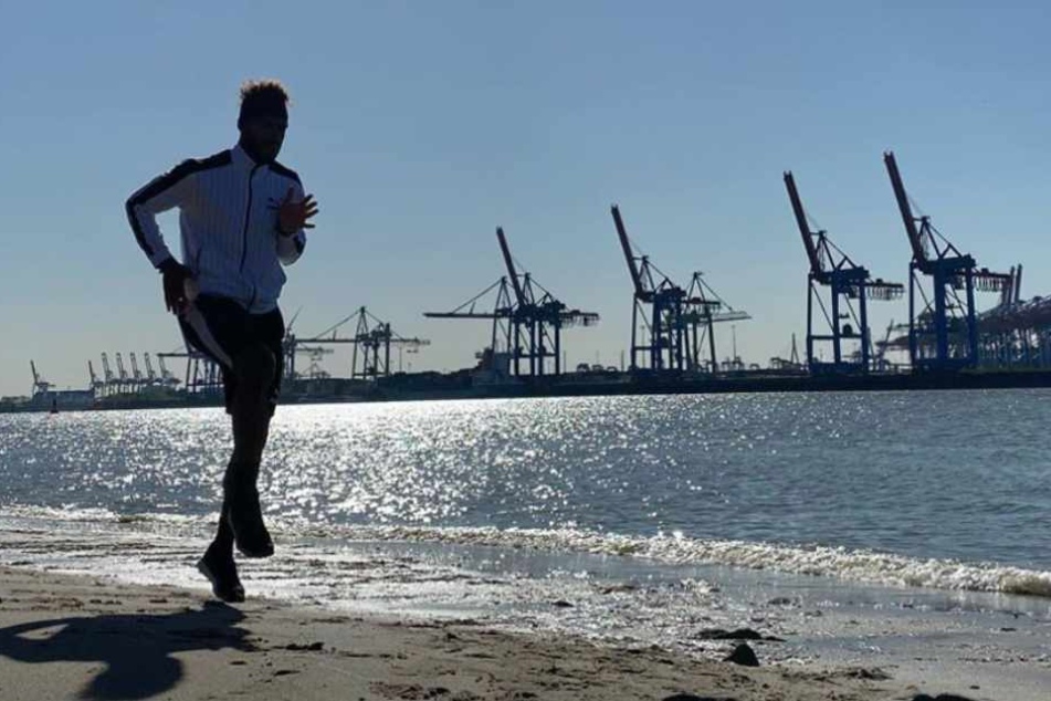 Nanu, welcher PSG-Star hält sich denn hier am Elbstrand fit?