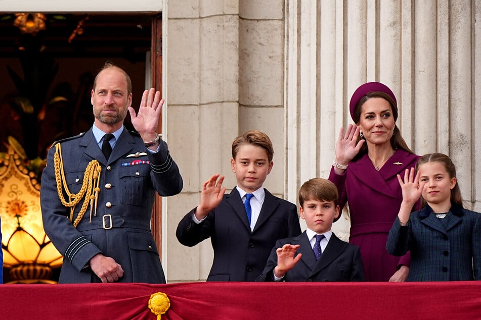 Prinzessin Kate und Prinz William mit ihren Kindern Prinz George (12, zweiter v. l.), Prinz Louis (7, dritter v. l.) und Prinzessin Charlotte (10, r.).