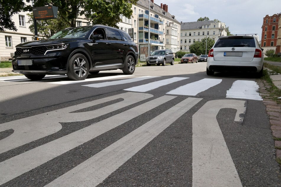Dieser aufgemalte und illegale Zebrastreifen sorgt aktuell für Aufsehen im Lutherviertel.