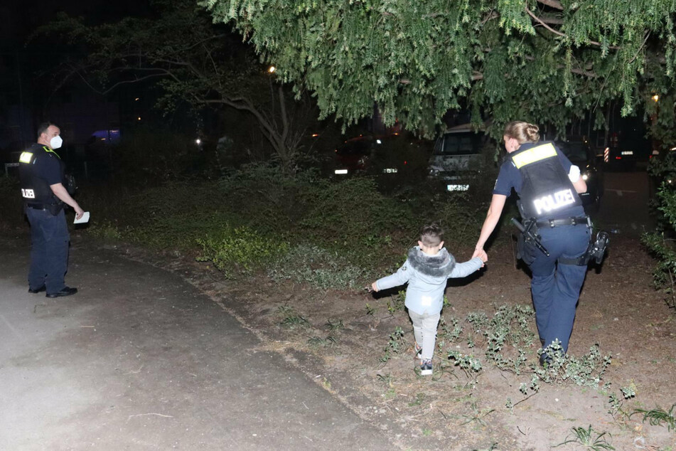 Hand in Hand: Die Polizistin suchte mit dem Jungen das Handy der Mutter.
