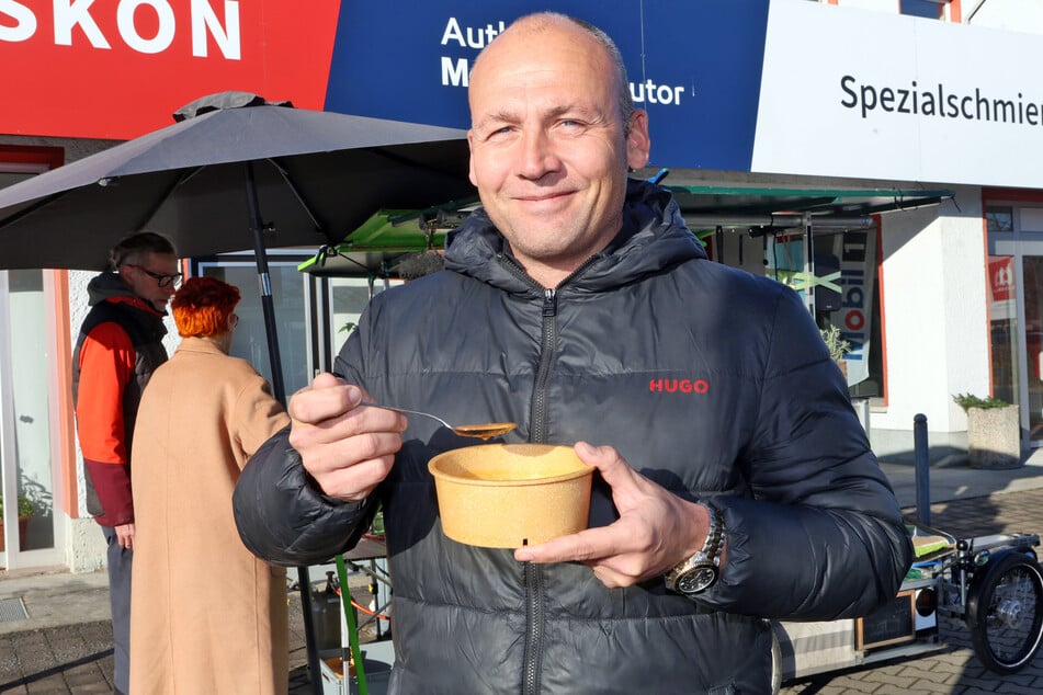 Elaskon-Chef Tobias Schwald (41) löffelt begeistert seine Suppe aus.