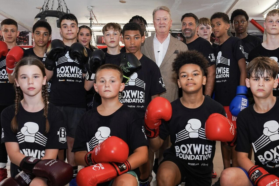 Frank Warren (72) und die Kinder des Box-Programms.