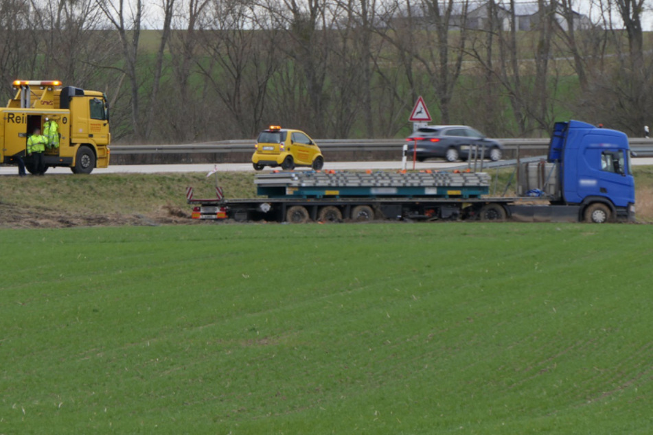 Unfall A14: Unfall auf der A14 bei Leipzig: Lastwagen kommt von der Fahrbahn ab