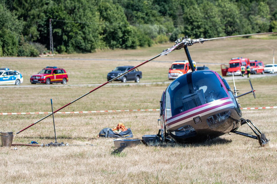 Bei Notlandung: Hubschrauber verliert Kufe, 76-jähriger Pilot hat Schutzengel dabei