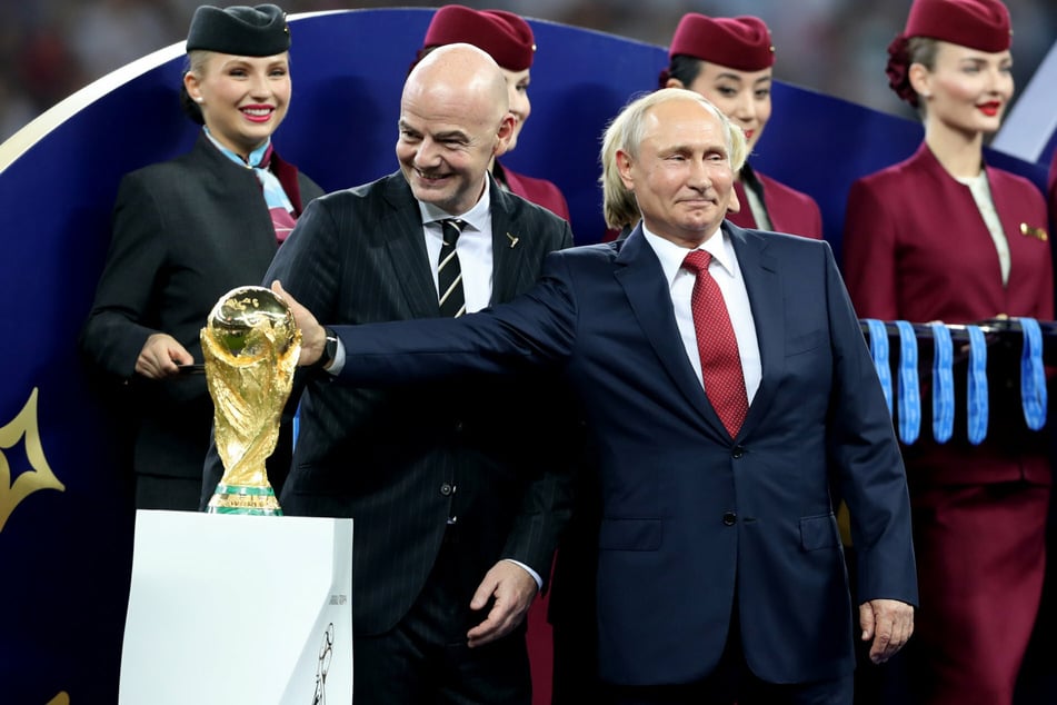 2018 tätschelte Putin den Fußball-WM-Pokal. Damals gab es offenbar keine Bedenken wegen DNA-Raubes.