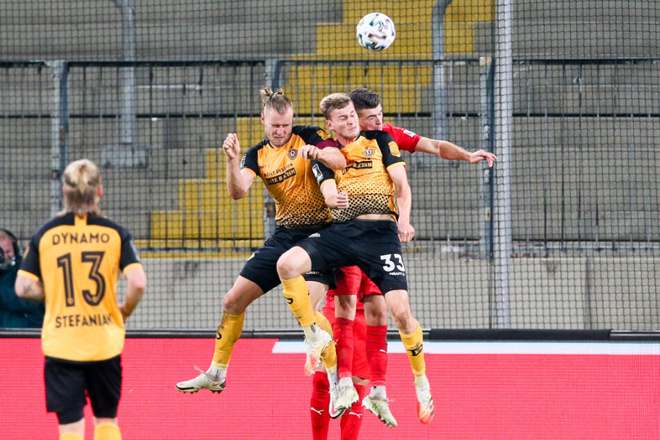 Dynamo geht trotz des verlorenen Hinspiels am 6. Spieltag als Favorit ins Derby. Im Bild: Dynamo-Kapitän Sebastian Mai (27), Christoph Daferner (23) und Jozo Stanic (21, v.l.).