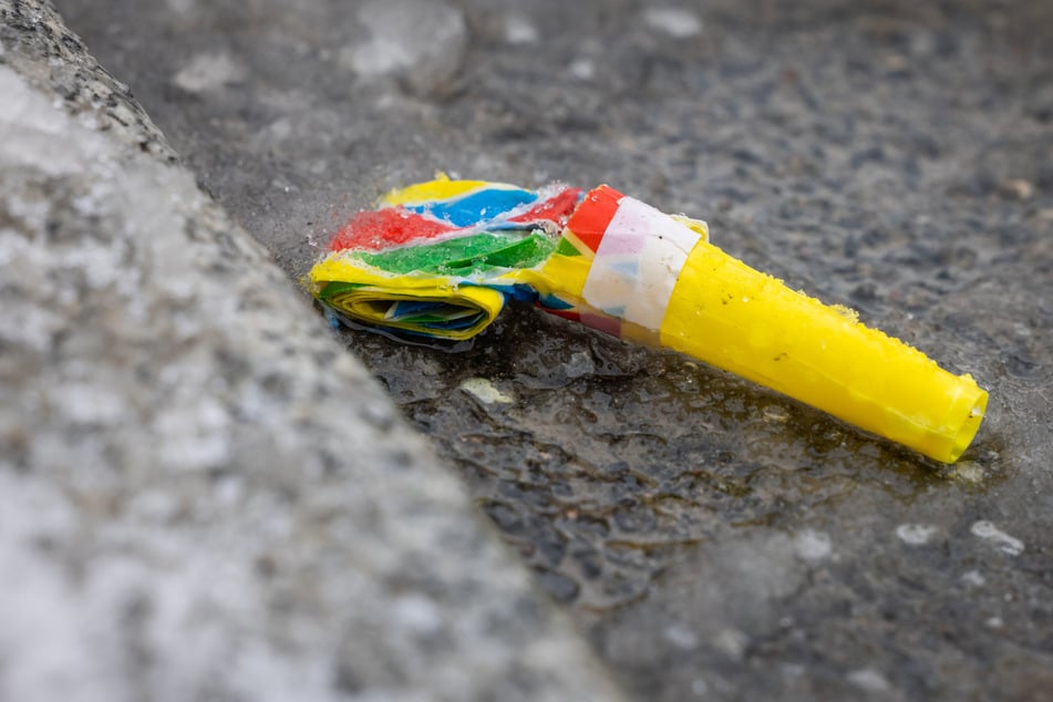 In Pfeffenhausen ist ein 17-Jähriger nach dem Faschingsumzug von einer Gruppe bedrängt und ausgeraubt worden. Die Kripo Landshut ermittelt. (Symbolbild)