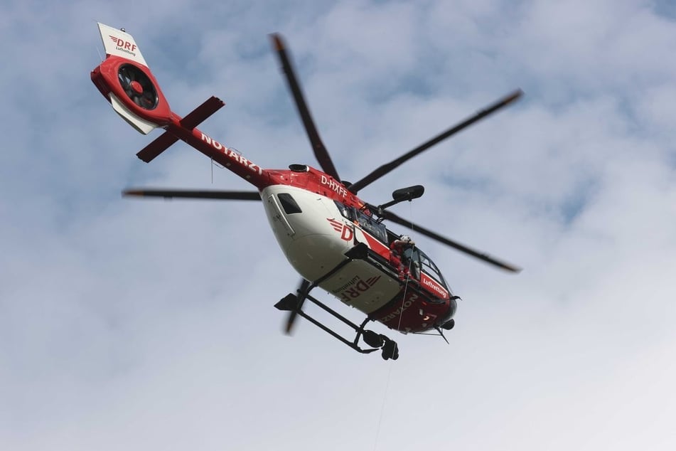Ein Rettungshubschrauber kam am Unfallort zum Einsatz. (Symbolbild)