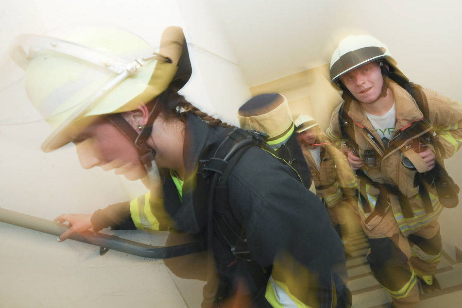 Auch Feuerwehrmannschaften und Rettungsteams treten gegeneinander an - und das in voller Ausrüstung.