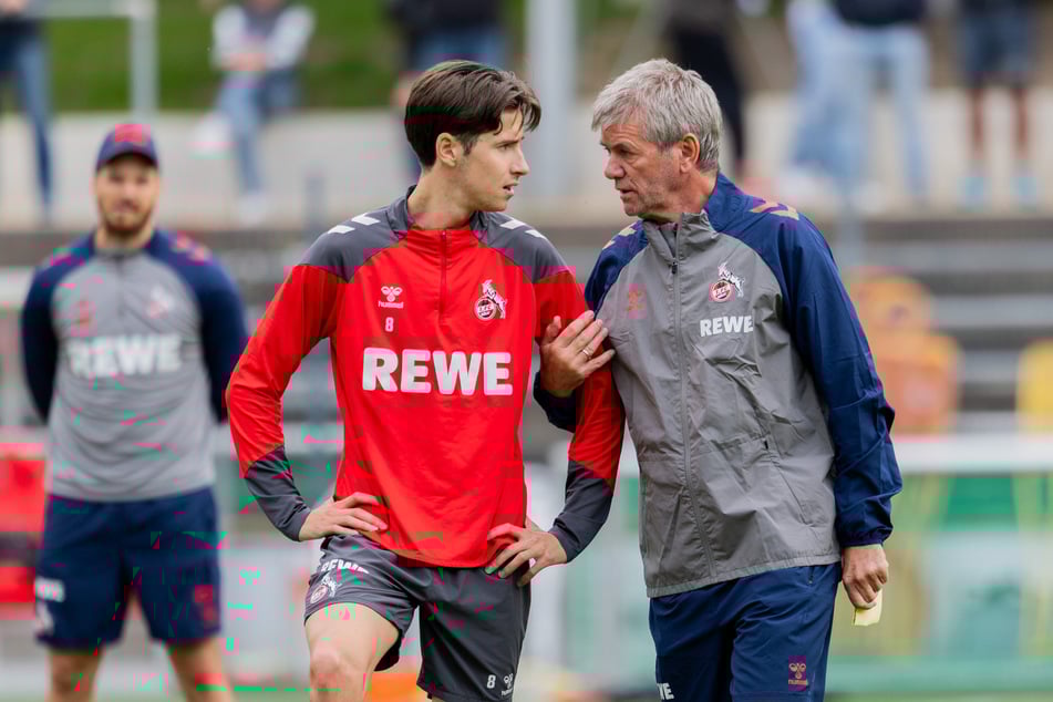 Friedhelm Funkel (71, r.) hat am Dienstag sein erstes Training mit den FC-Profis nach seinem Comeback geleitet.