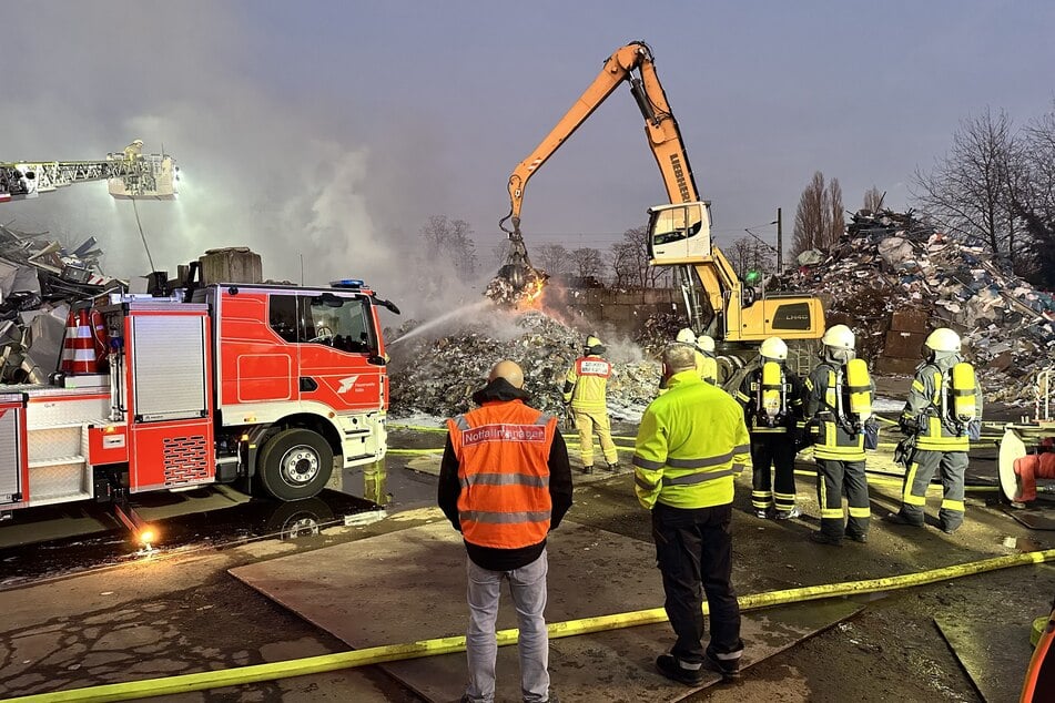 Die Feuerwehr rückte am Montag mit zahlreichen Einsatzkräften zu dem Betrieb in Humboldt-Gremberg aus.