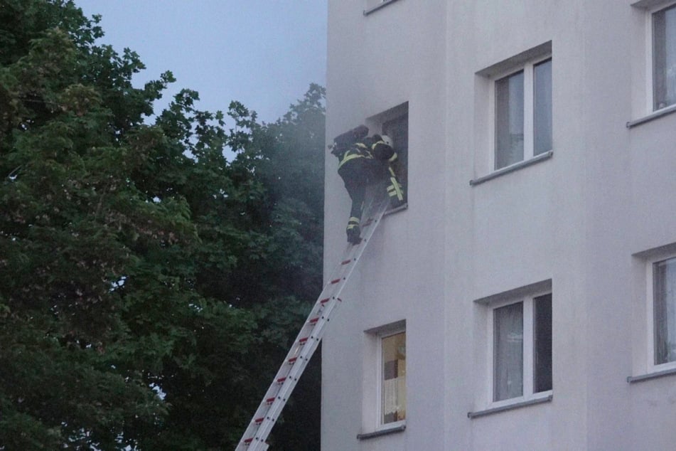 In der Brandwohnung fanden die Einsatzkräfte eine Frau, deren Leben sie nicht mehr retten konnten.