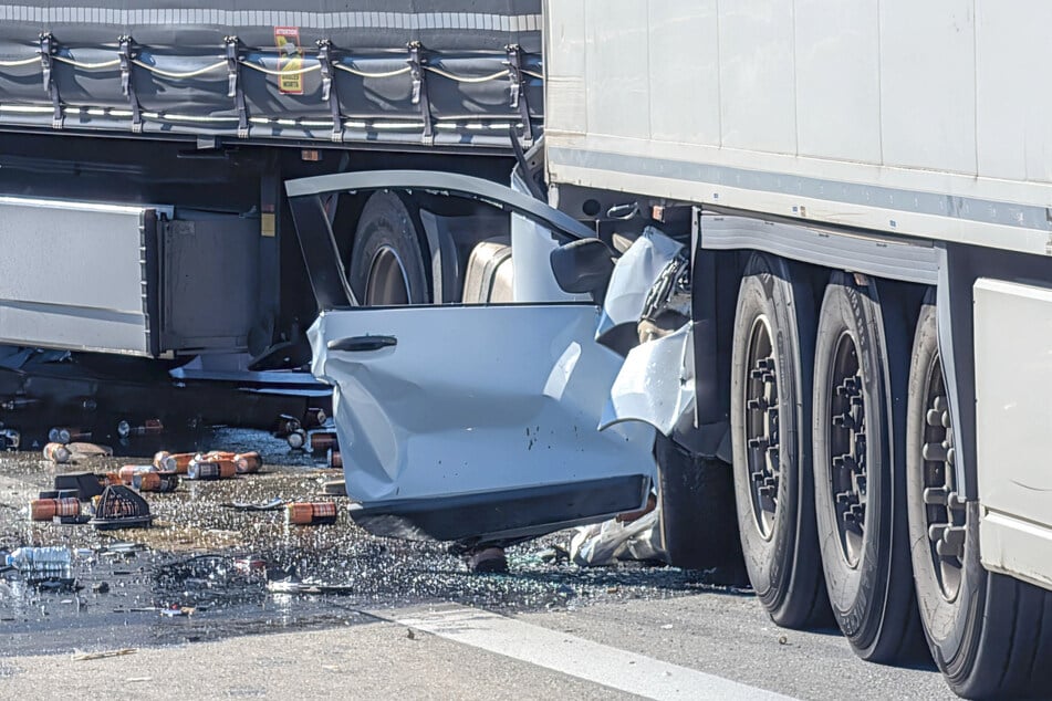 Das Auto wurde durch die Wucht des Lasters unter einen weiteren Lkw geschoben.