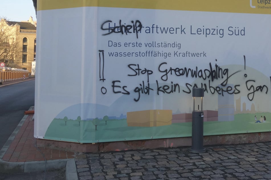 Leipzig: Graffiti-Aktion in Connewitz: Aktivisten besprühen "Sch***-Kraftwerk"